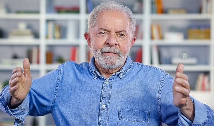 Lula da Silva em gesto de comunicação