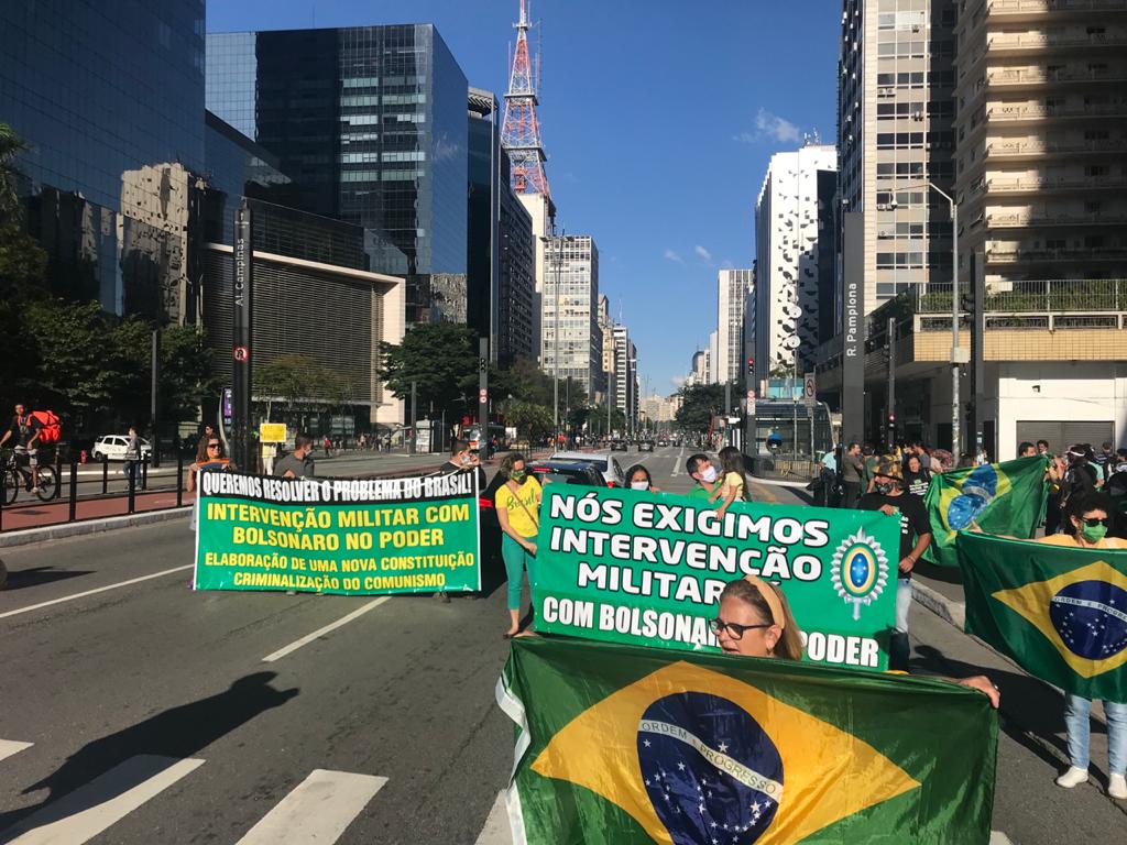 Manifestação Pró-Bolsonaro: Intervenção Militar e Anticomunismo no Brasil