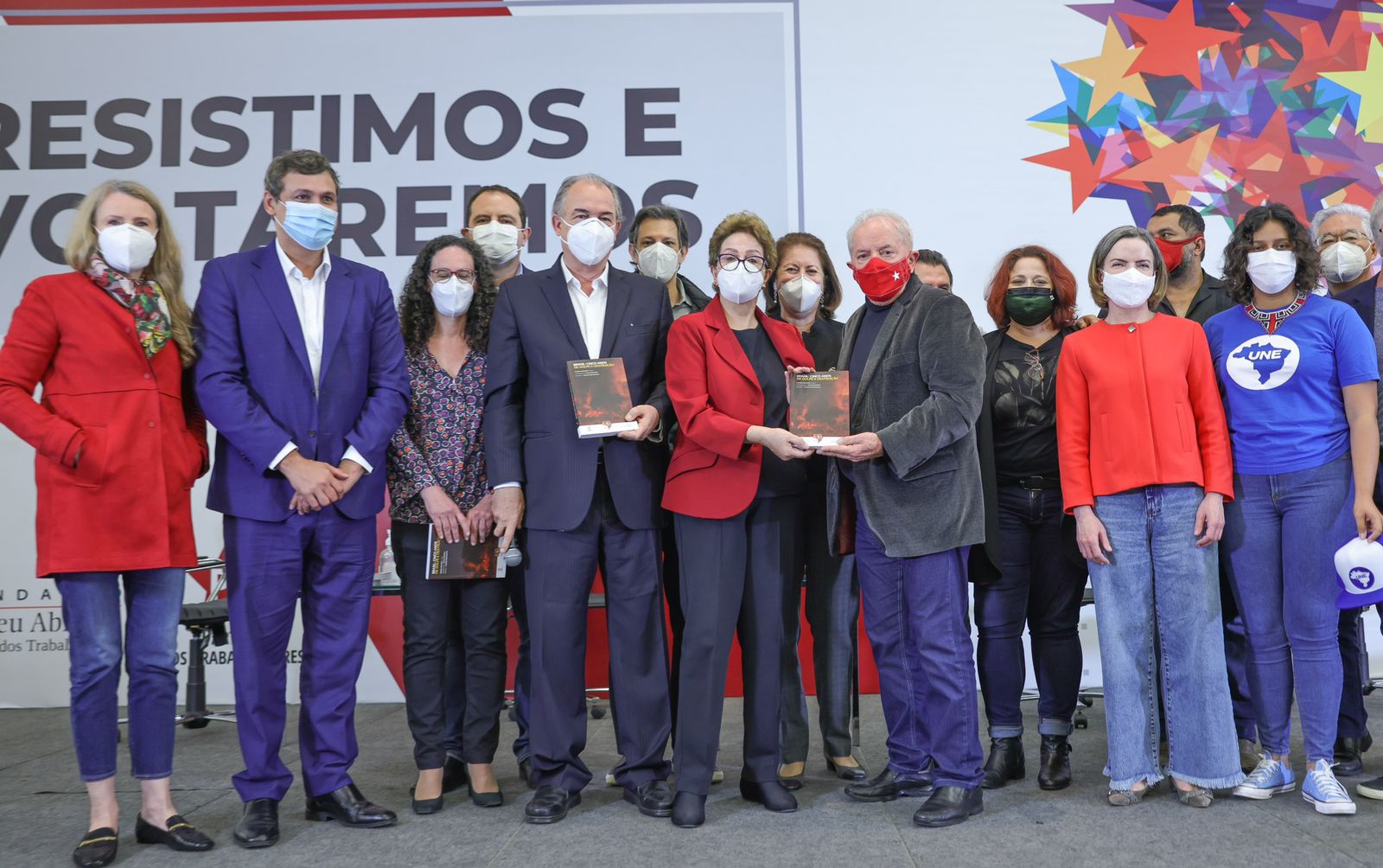 Lula e Dilma lançam livro em evento de resistência