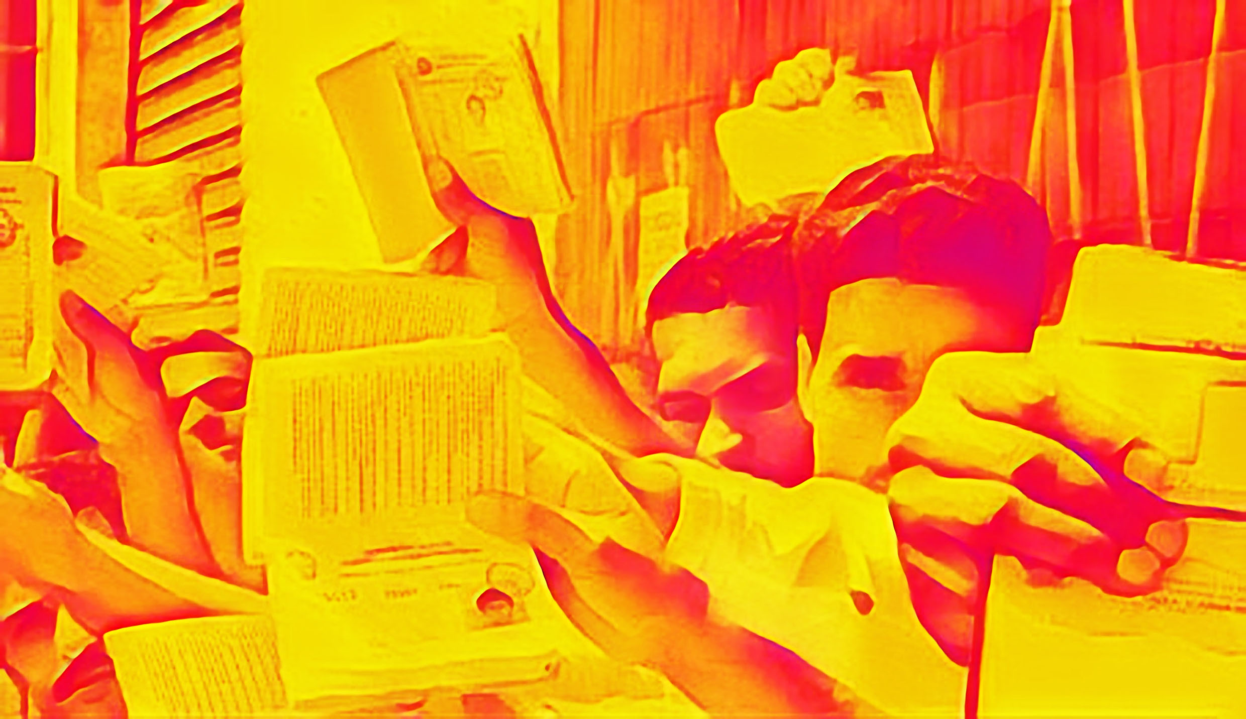 Mãos Segurando Documentos: Participação Cívica e Coletividade