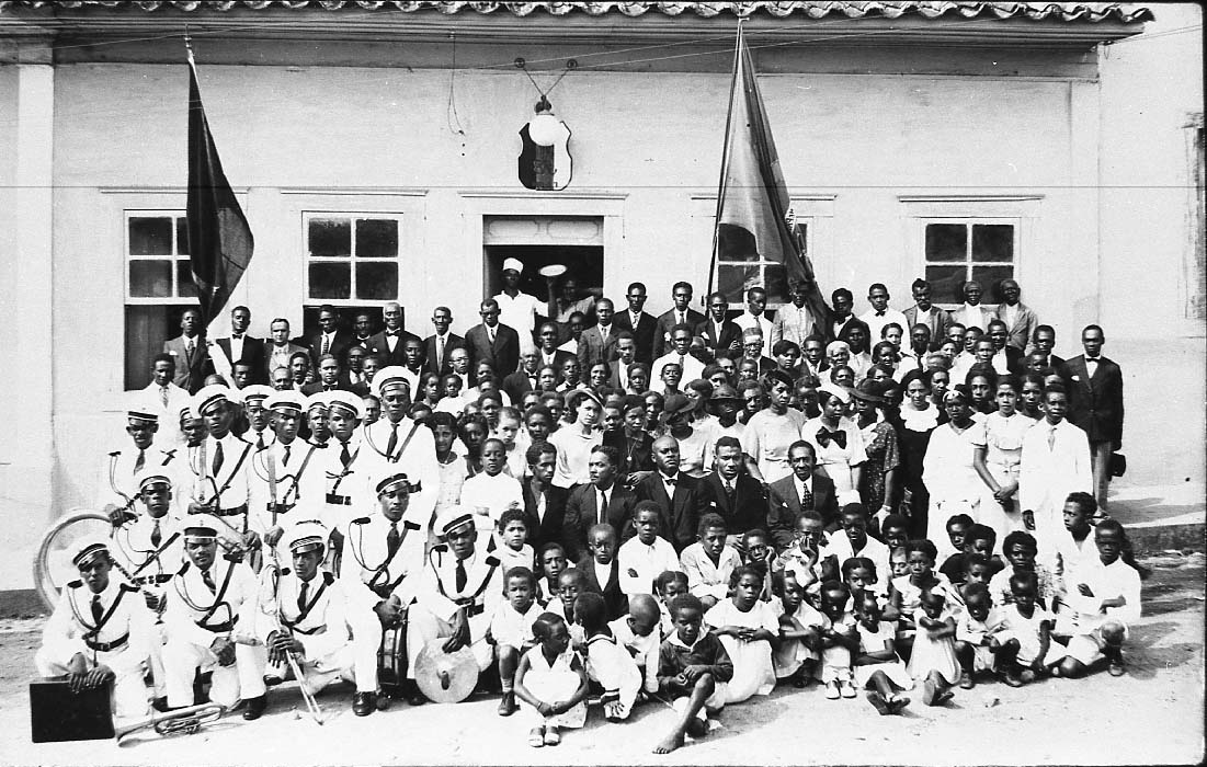 Comunidade e Banda em Frente a Edifício Histórico