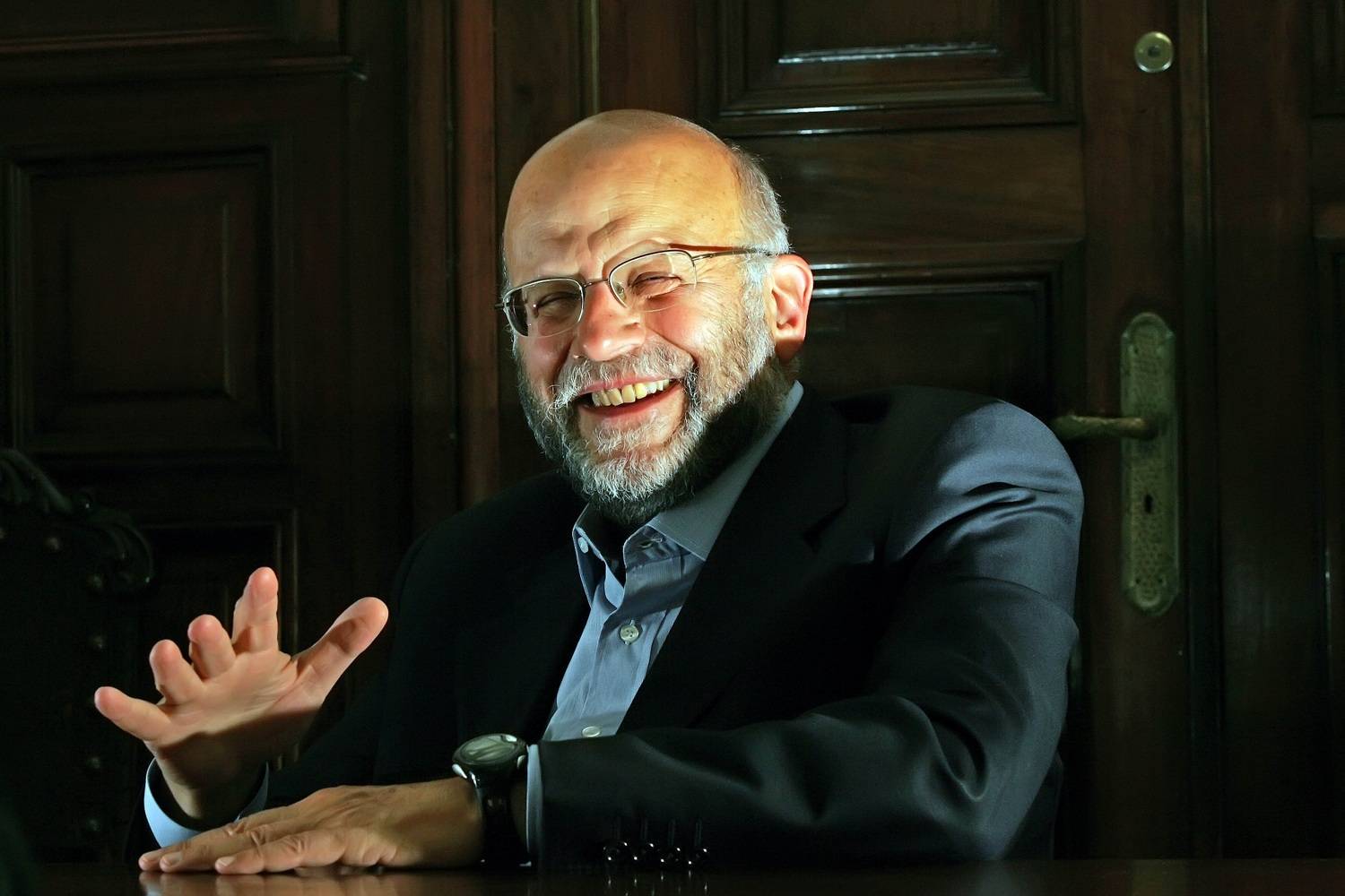 Homem Sábio e Sorridente: Alegria em Debate Político