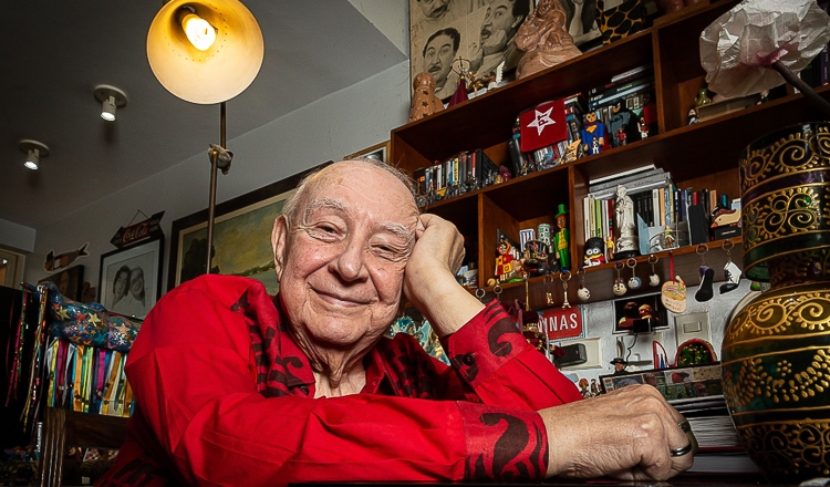 Sorriso Acolhedor de Homem Idoso em Ambiente Cultural