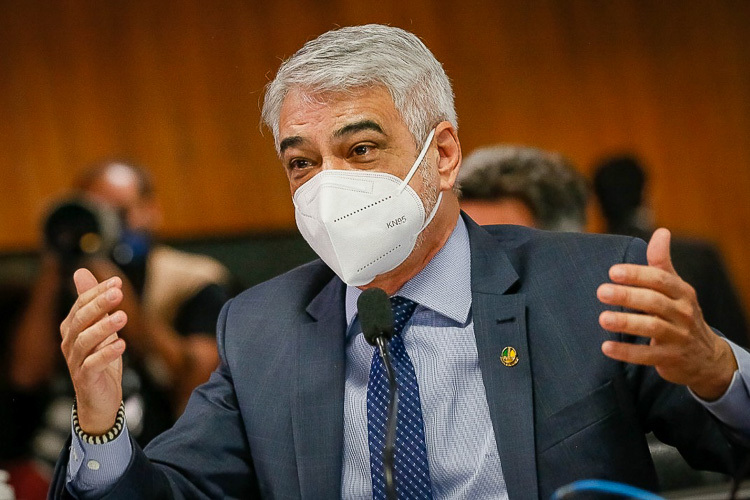 Político, máscara, debate: Engajamento público.