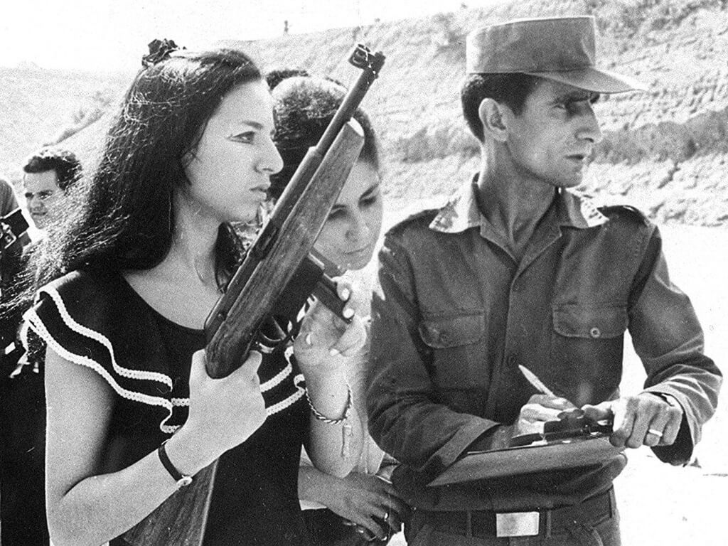 Mulher com Rifle em Cenário de Instrução Militar