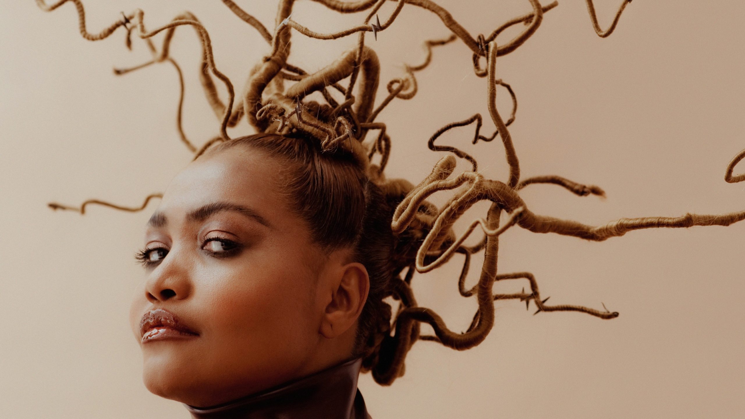 Mulher com Penteado Escultural e Olhar Desafiador