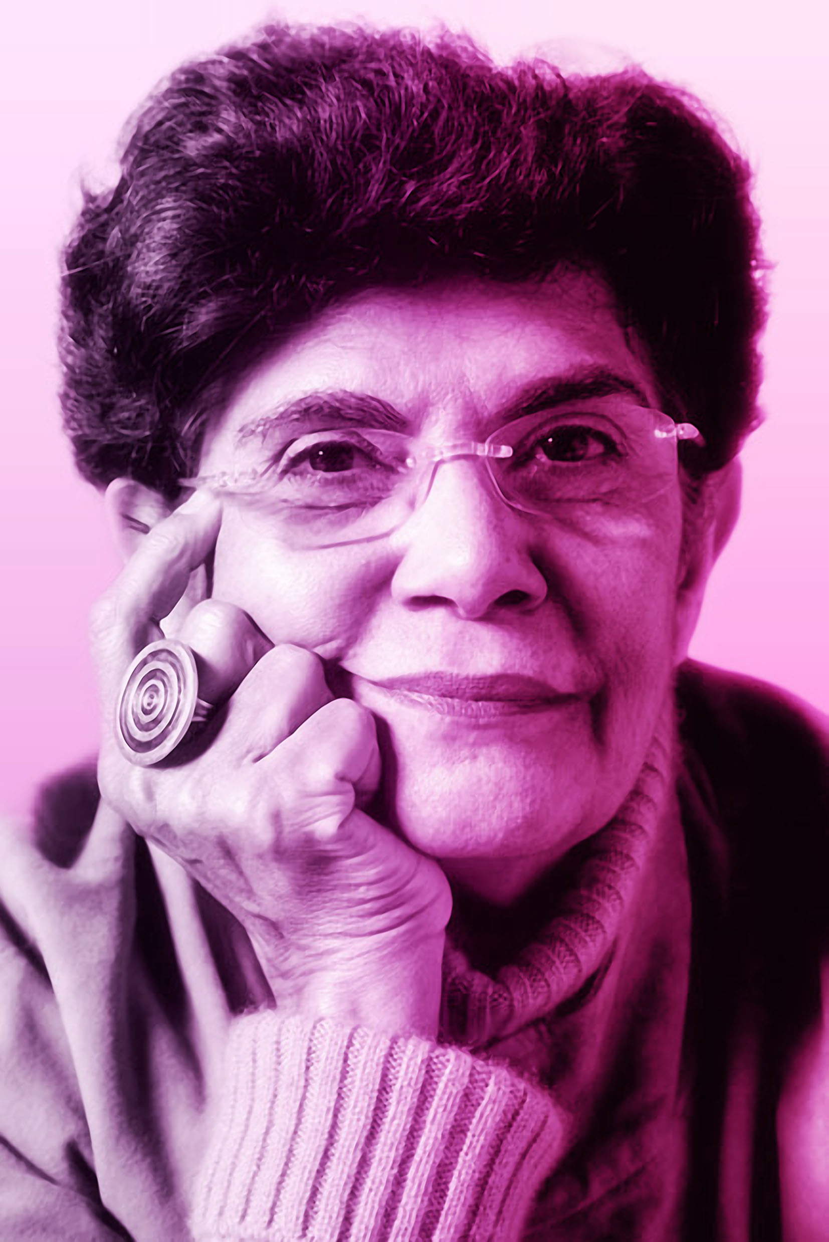 Retrato de Mulher Sábia em Tons Vibrantes de Púrpura