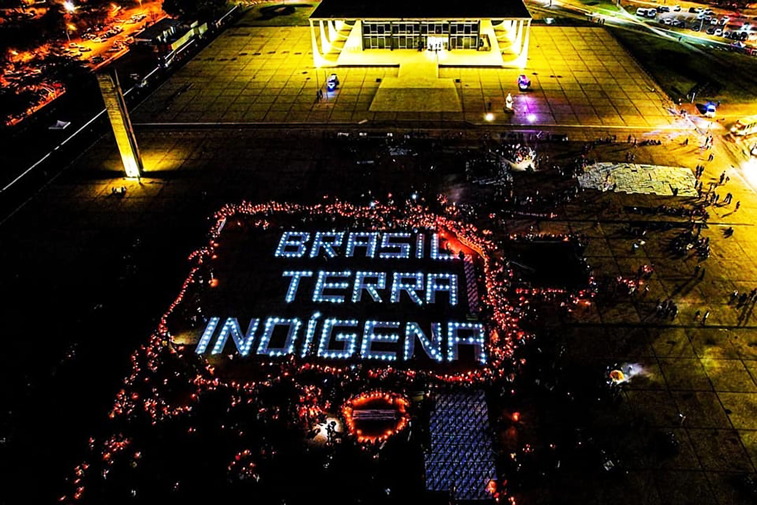 Brasil Terra Indígena: Manifestação Noturna em Brasília