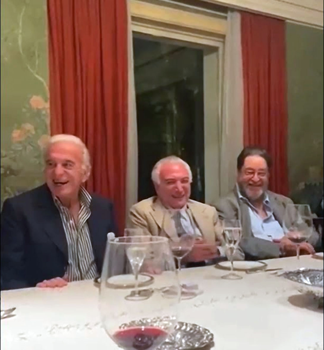 Encontro Social: Sorrisos e Camaraderia à Mesa