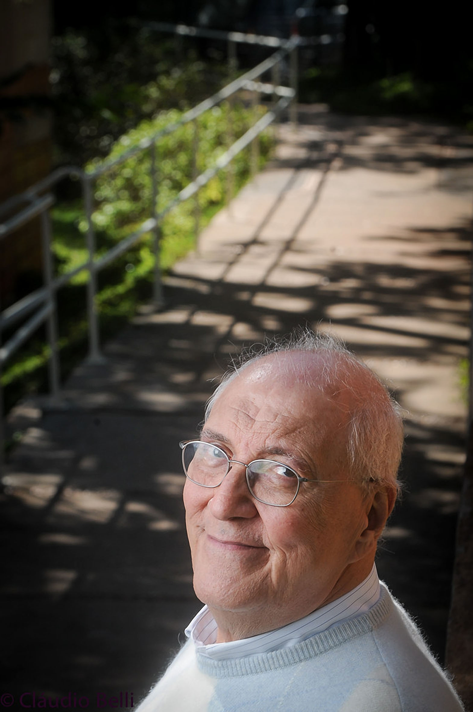 Retrato de Homem Maduro Sorridente ao Ar Livre