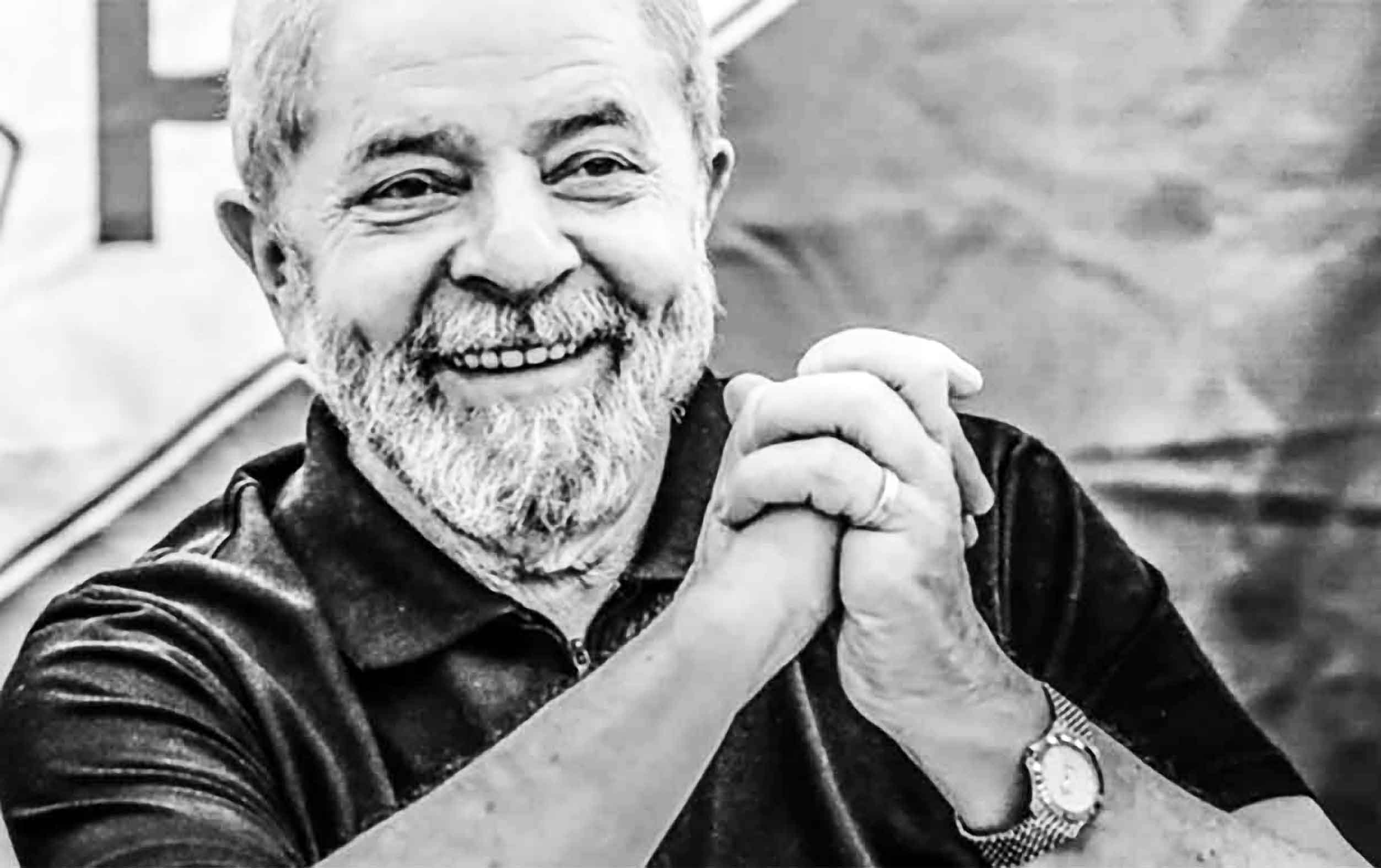Lula Sorrindo, Mãos Entrelaçadas: Carisma e Otimismo