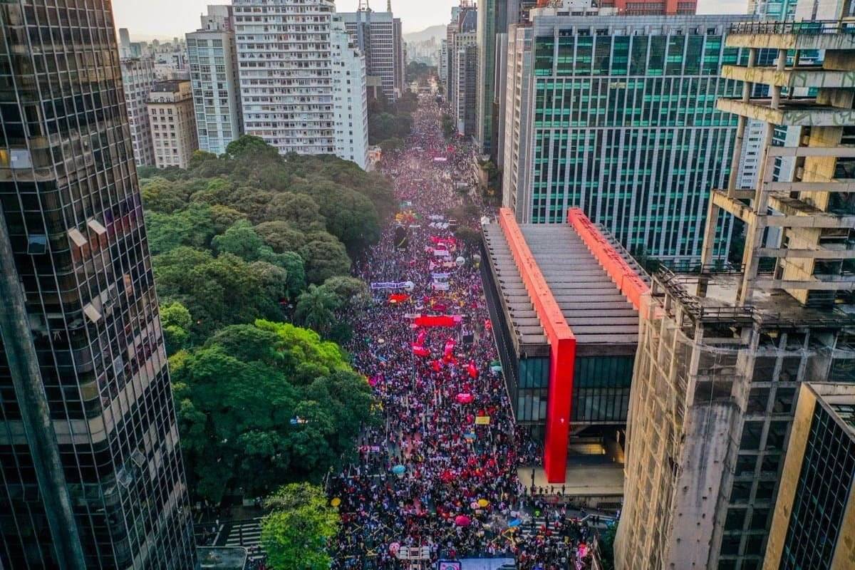Multidão na Avenida Paulista: Manifestação Política e Resistencia