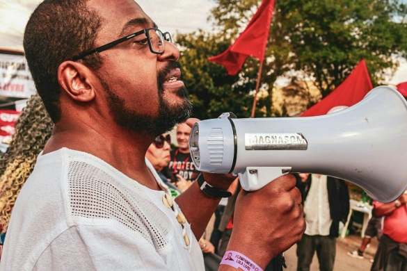 Homem com Megafone em Manifestação Lula Livre