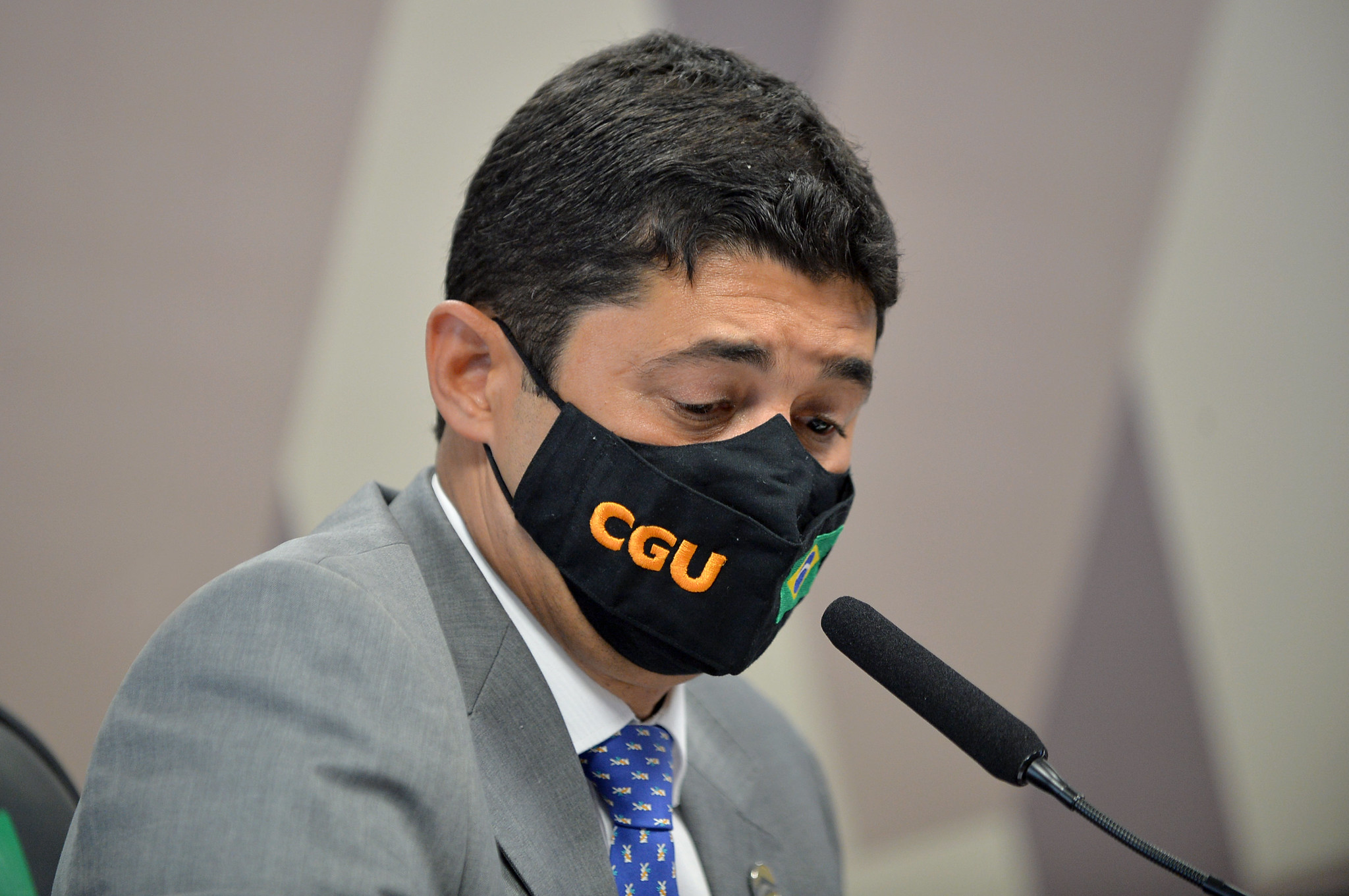 Ministro da CGU de máscara em evento oficial