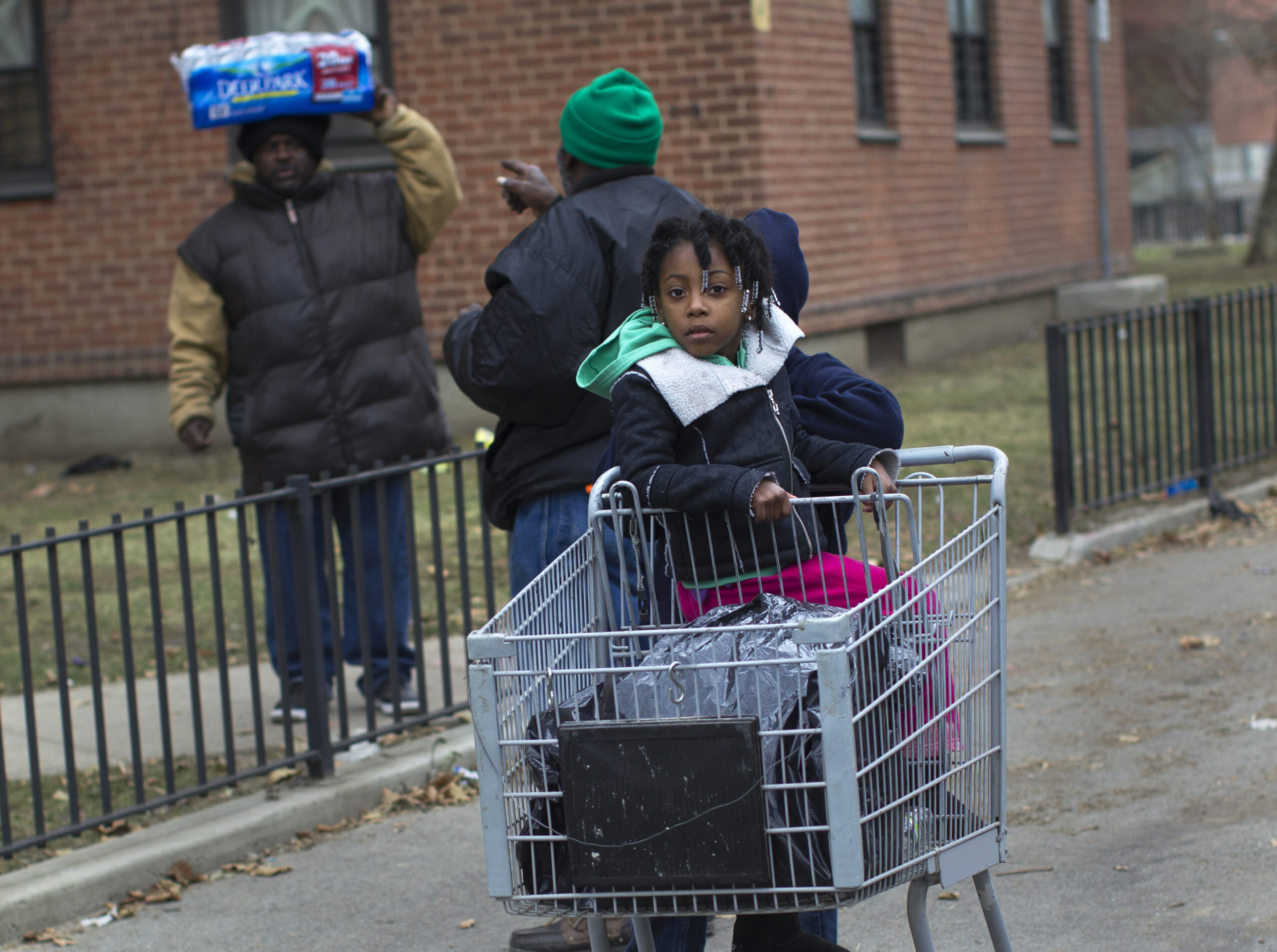 Infância Urbana: Criança em Carrinho de Compras