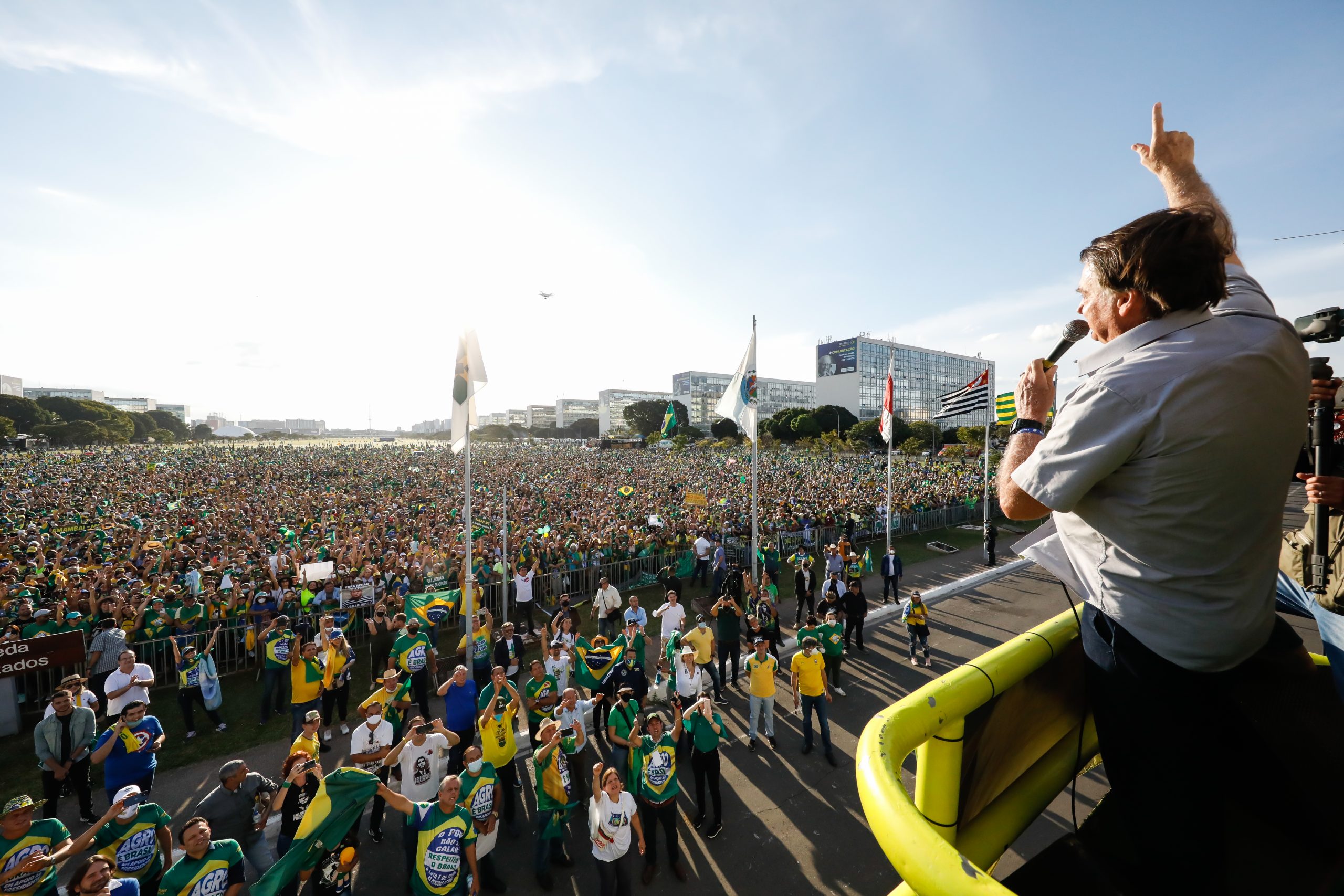 Bolsonaro discursa para multidão em manifestação política em Brasília
