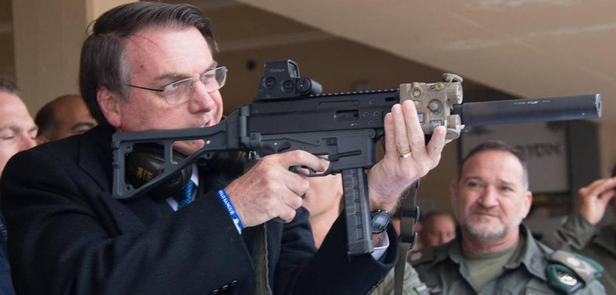 Bolsonaro com arma: visita e política armamentista.