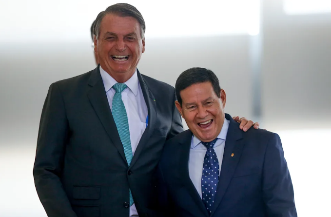 Bolsonaro e Mourão: Um Momento de Leveza Política