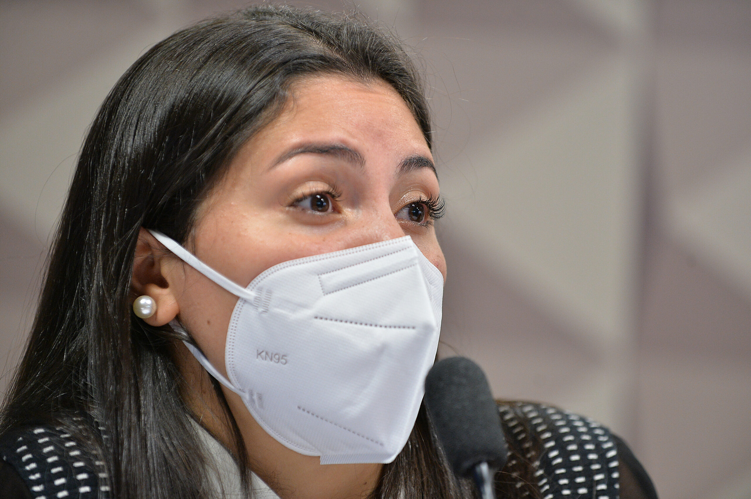 Mulher de máscara KN95 em evento público