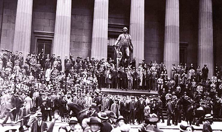 Multidão Histórica Diante da Estátua de Washington