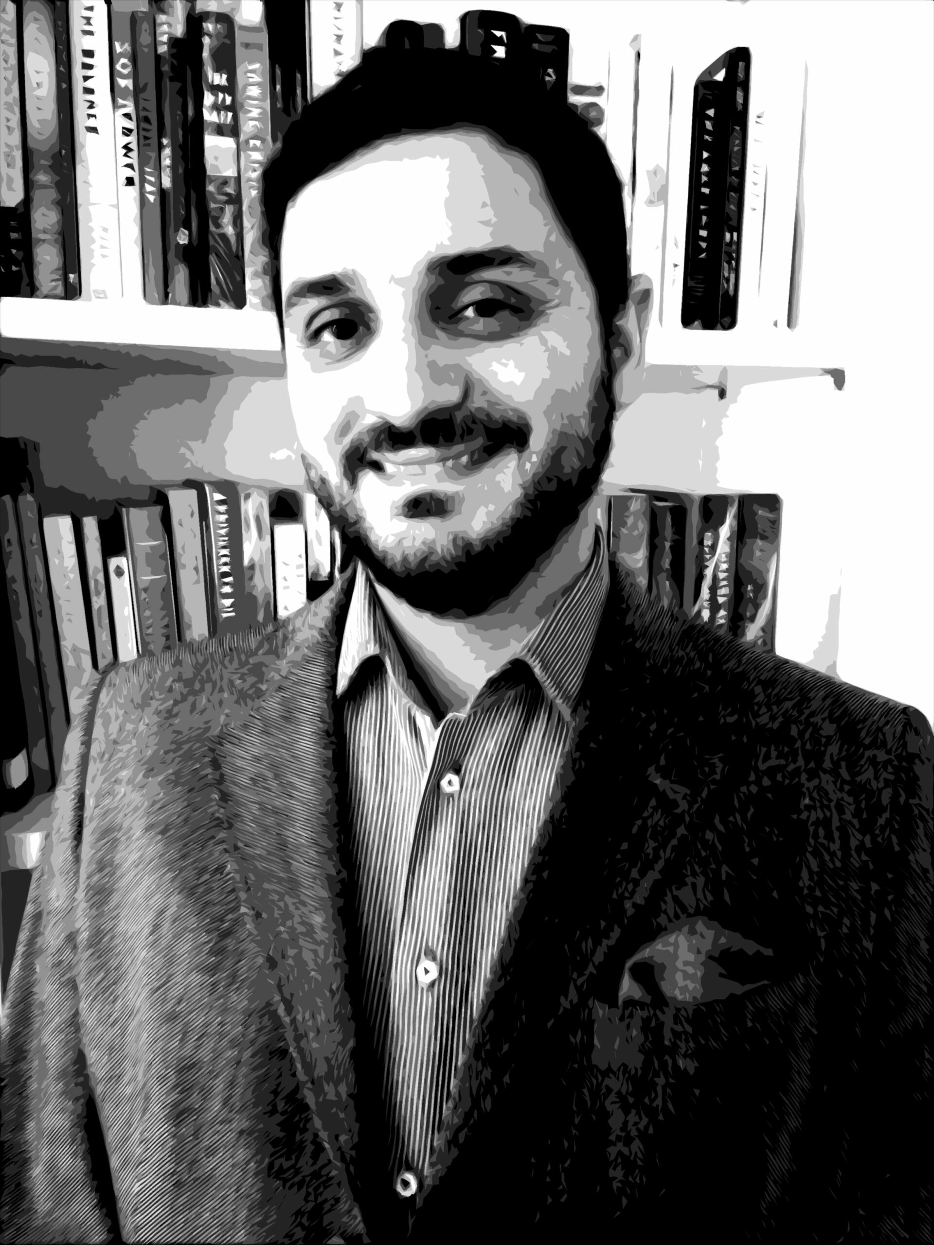 Retrato de Intelectual Sorridente em Estante de Livros