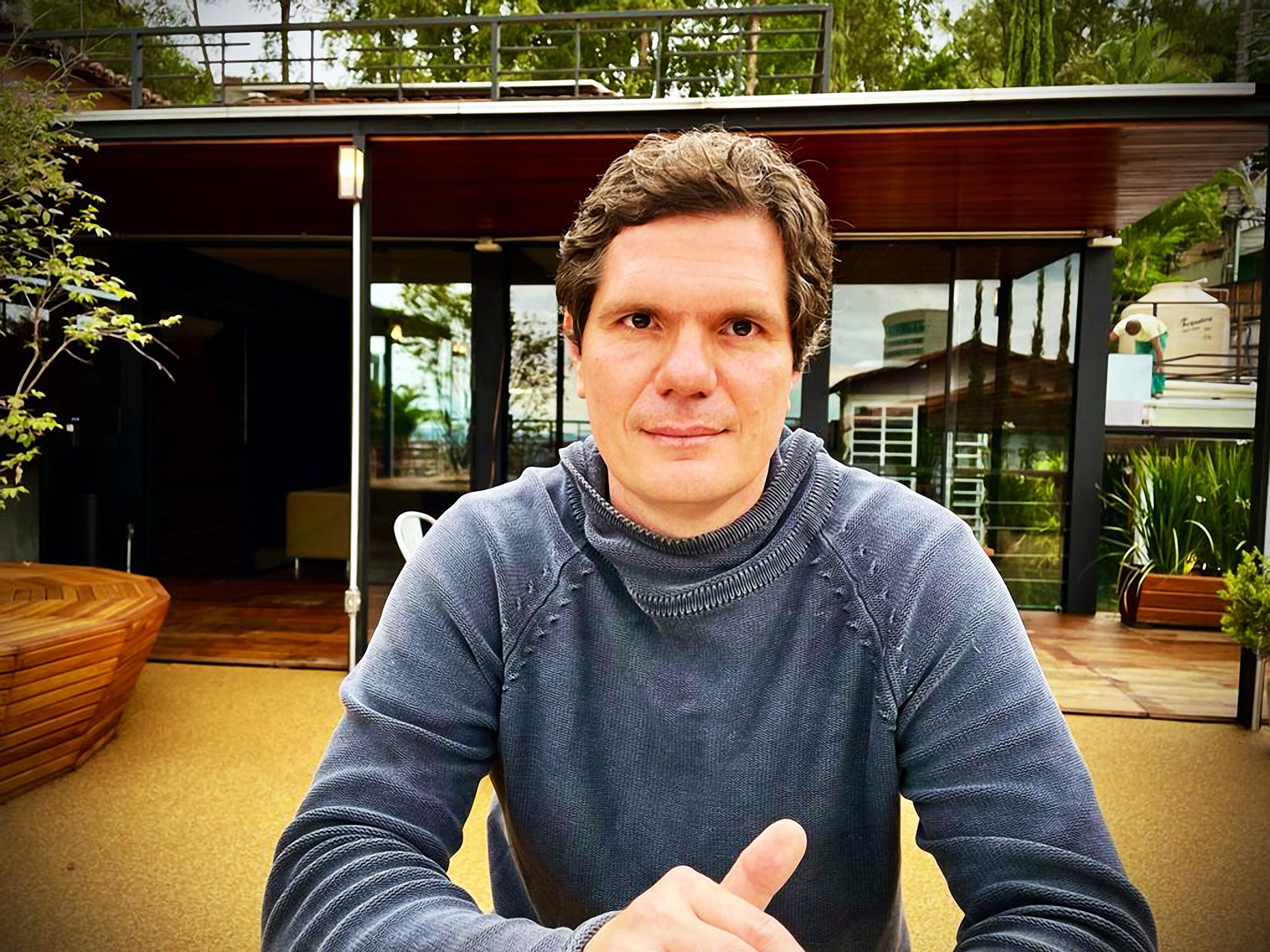 Homem em Ambiente Moderno e Natural