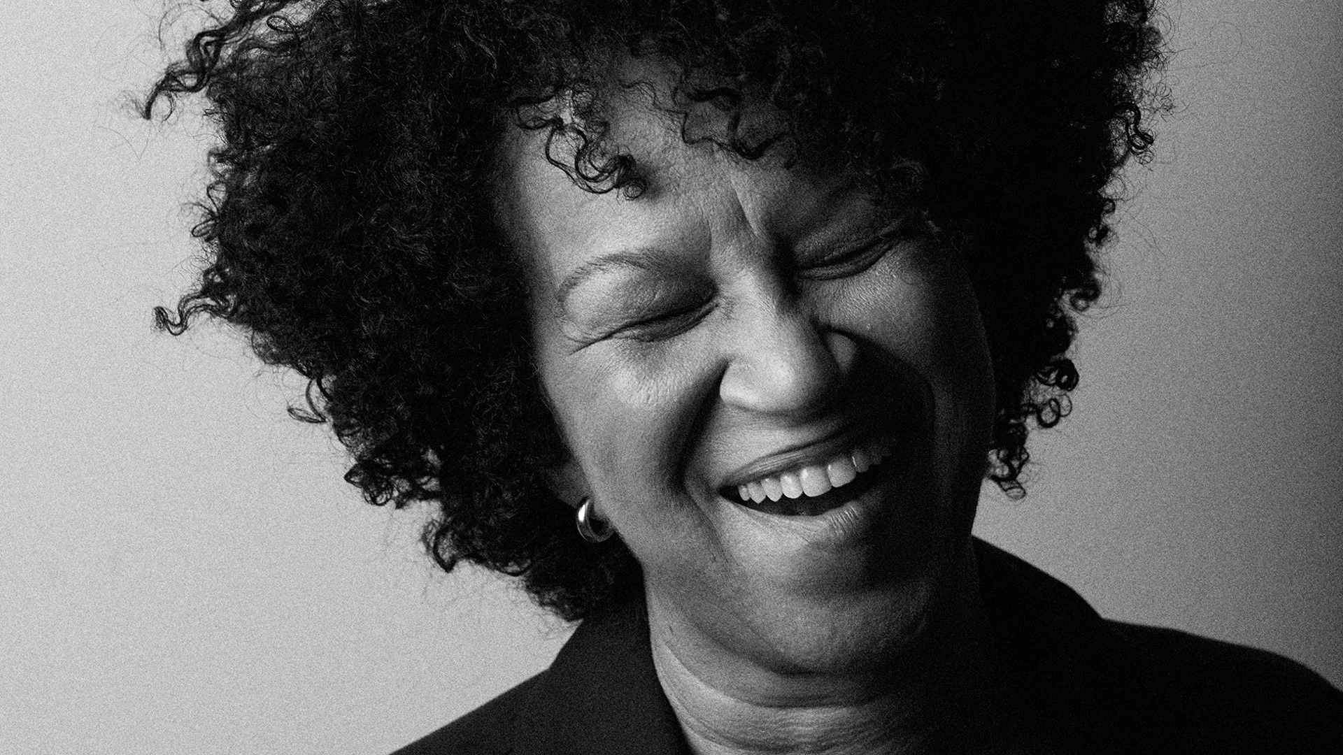 Mulher Negra Sorrindo: Alegria e Autenticidade