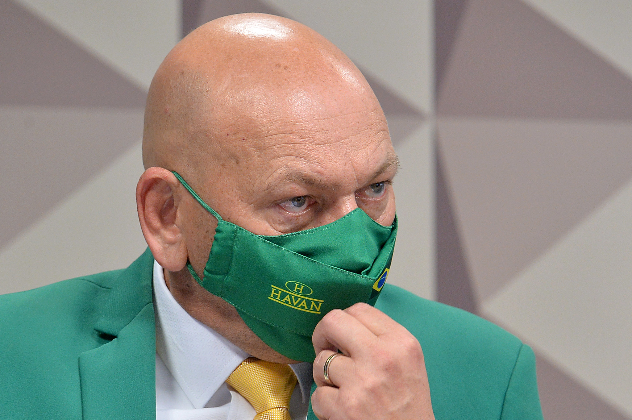 Luciano Hang em máscara Havan: Negócios e Política.