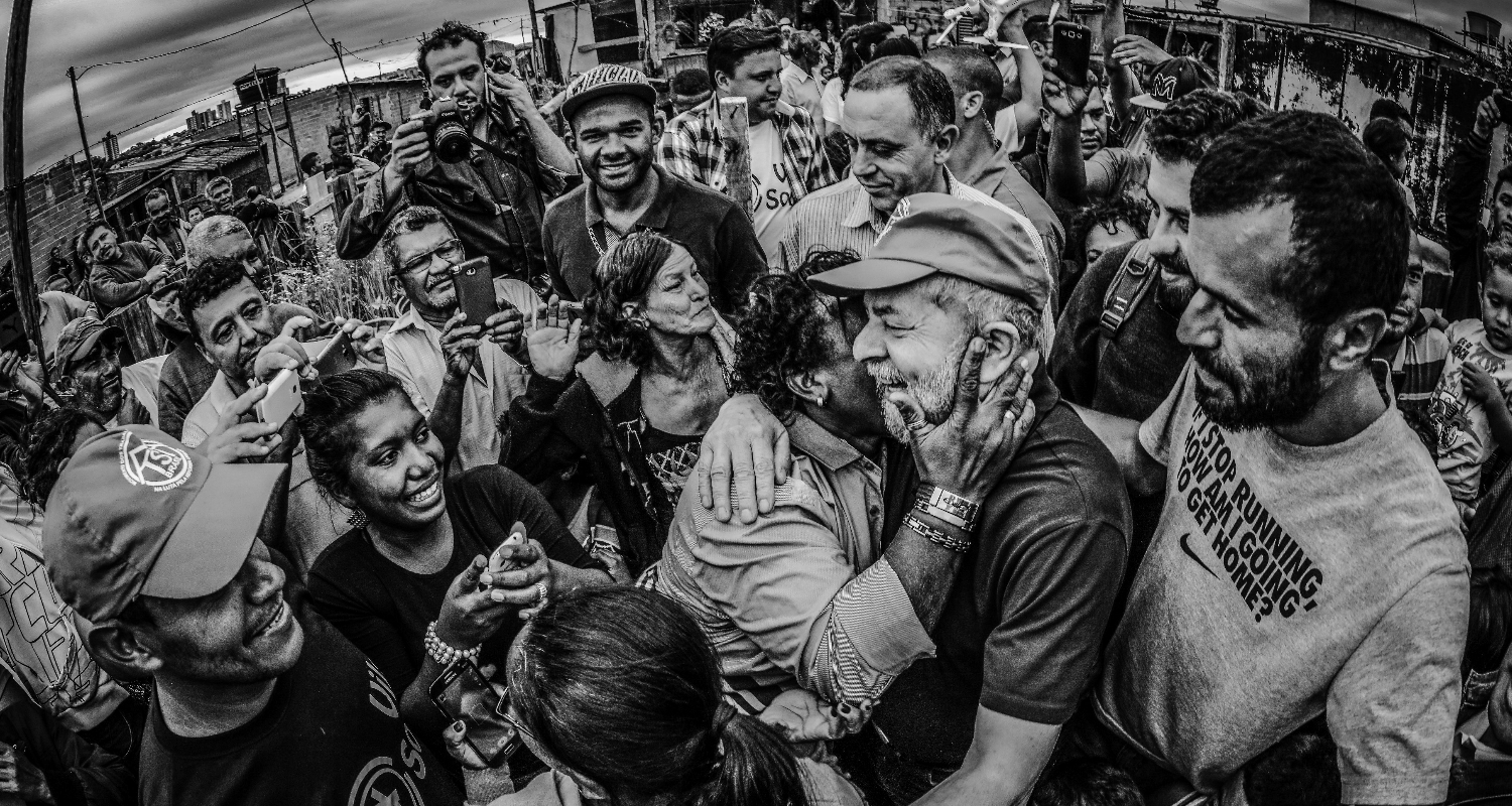 Lula no povo: carinho, apoio e esperança popular.