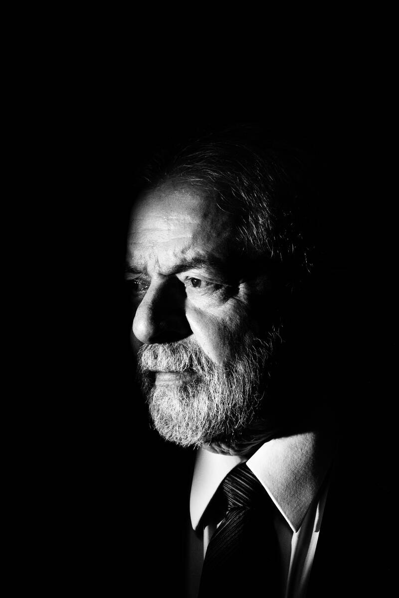 Retrato de líder pensativo em preto e branco