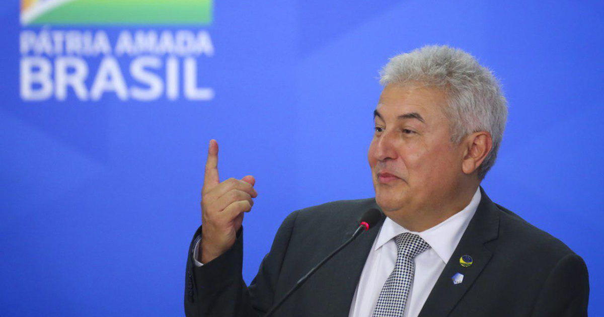 Homem de cabelos grisalhos discursa com fundo "Pátria Amada Brasil"