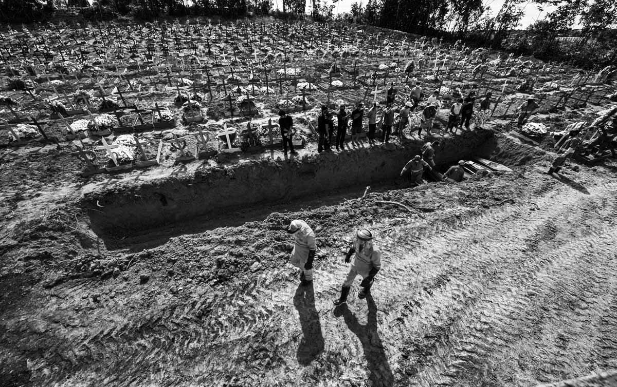 Cemitério de valas comuns em tempos de crise.