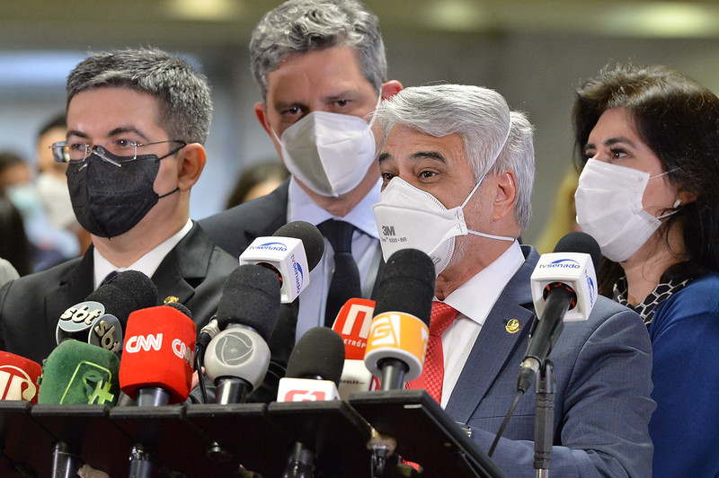 Coletiva de Imprensa com Autoridades Brasileiras Usando Máscaras