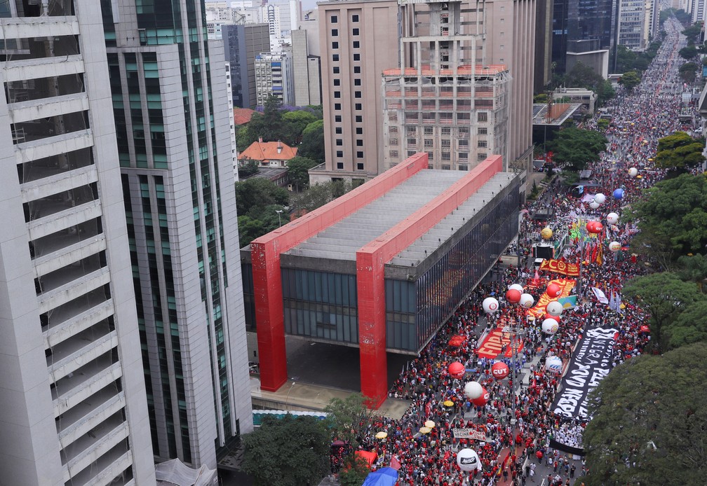 Grande Protesto na Paulista: Multidão e MASP ao Fundo