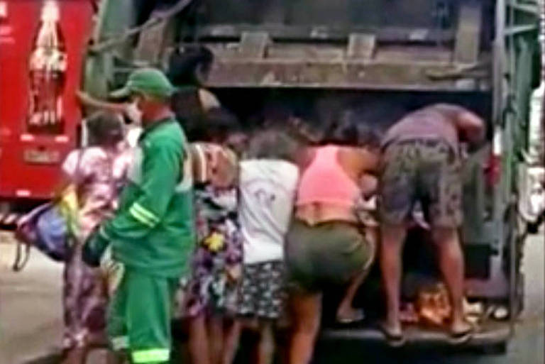 Famílias em busca de sustento em lixo