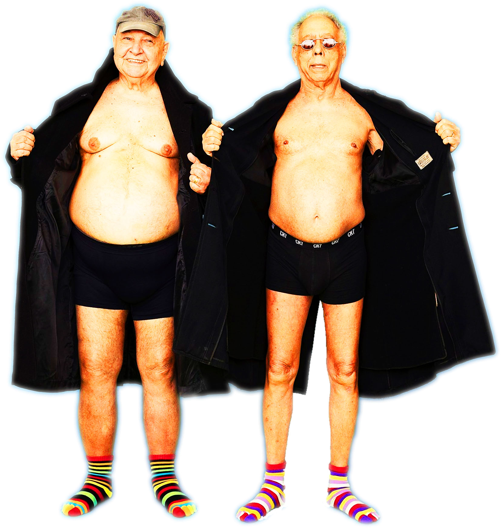 Senhores Idosos Sorridentes com Casacos Abertos e Meias Coloridas