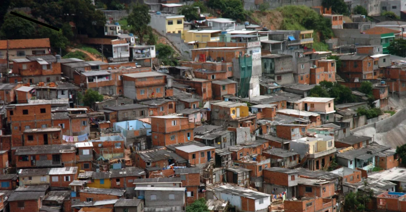 Favela Brasileira: Urbanização em Encosta e Arquitetura Informal