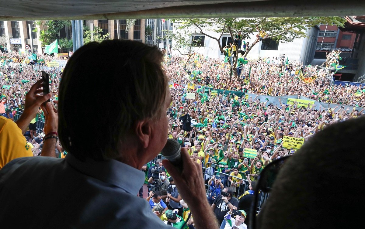 Bolsonaro discursa em grande manifestação pró-presidente