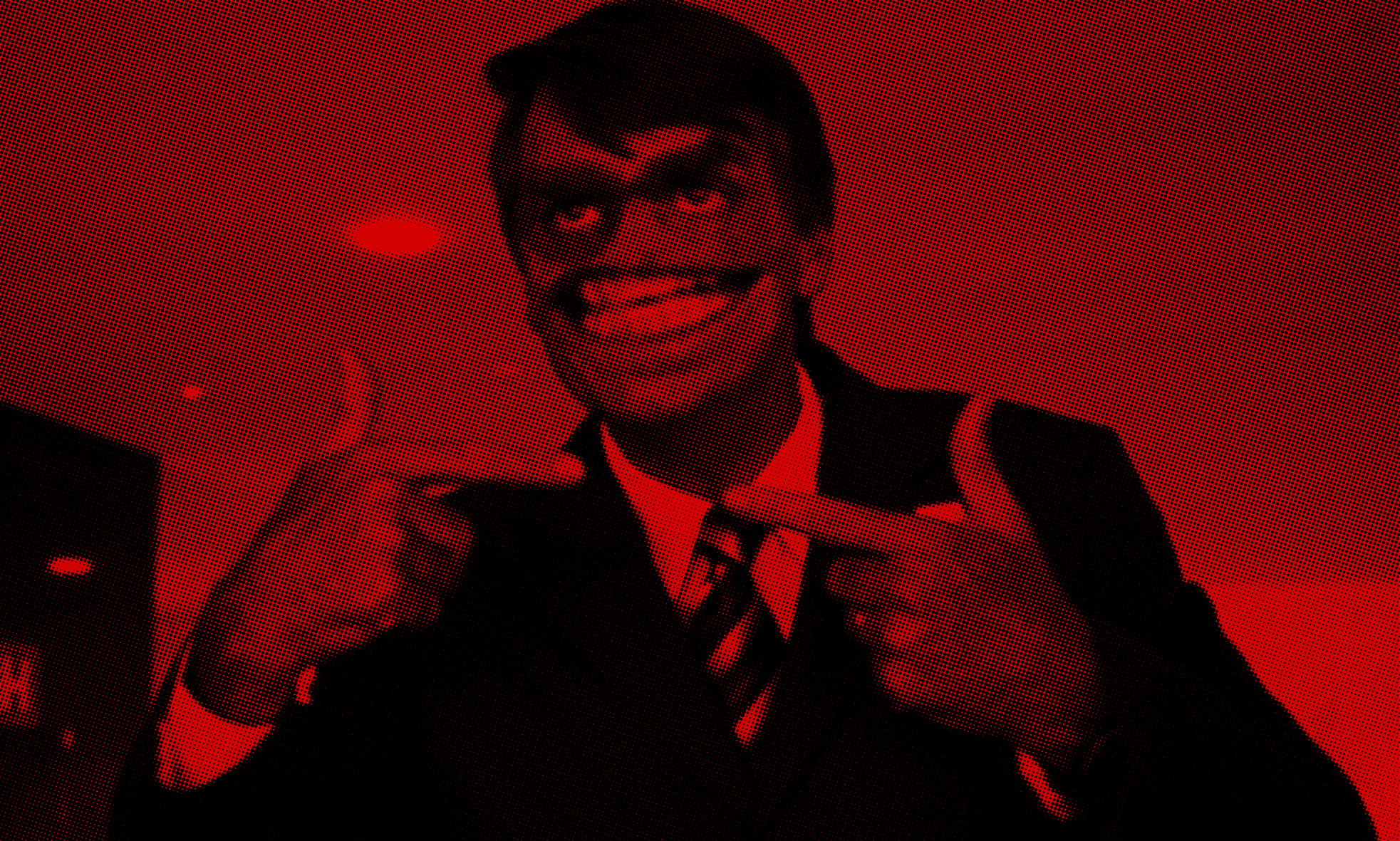 Homem em Terno Vermelho com Sorriso Enigmático