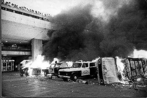 Caos Urbano: Veículos Policiais Incendiados em Protesto