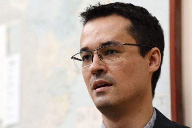 Homem com Óculos em Contexto de Análise e Reflexão