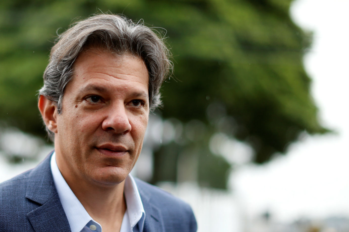 Fernando Haddad: Retrato de Seriedade e Reflexão Política