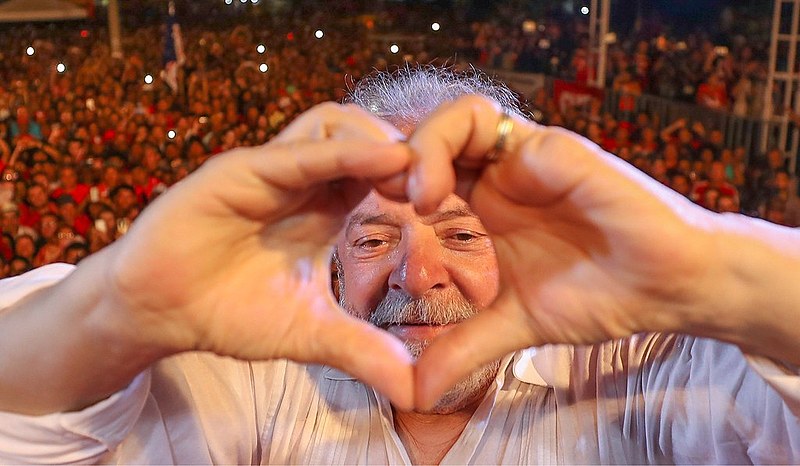Lula: Coração do Povo em Meio à Multidão