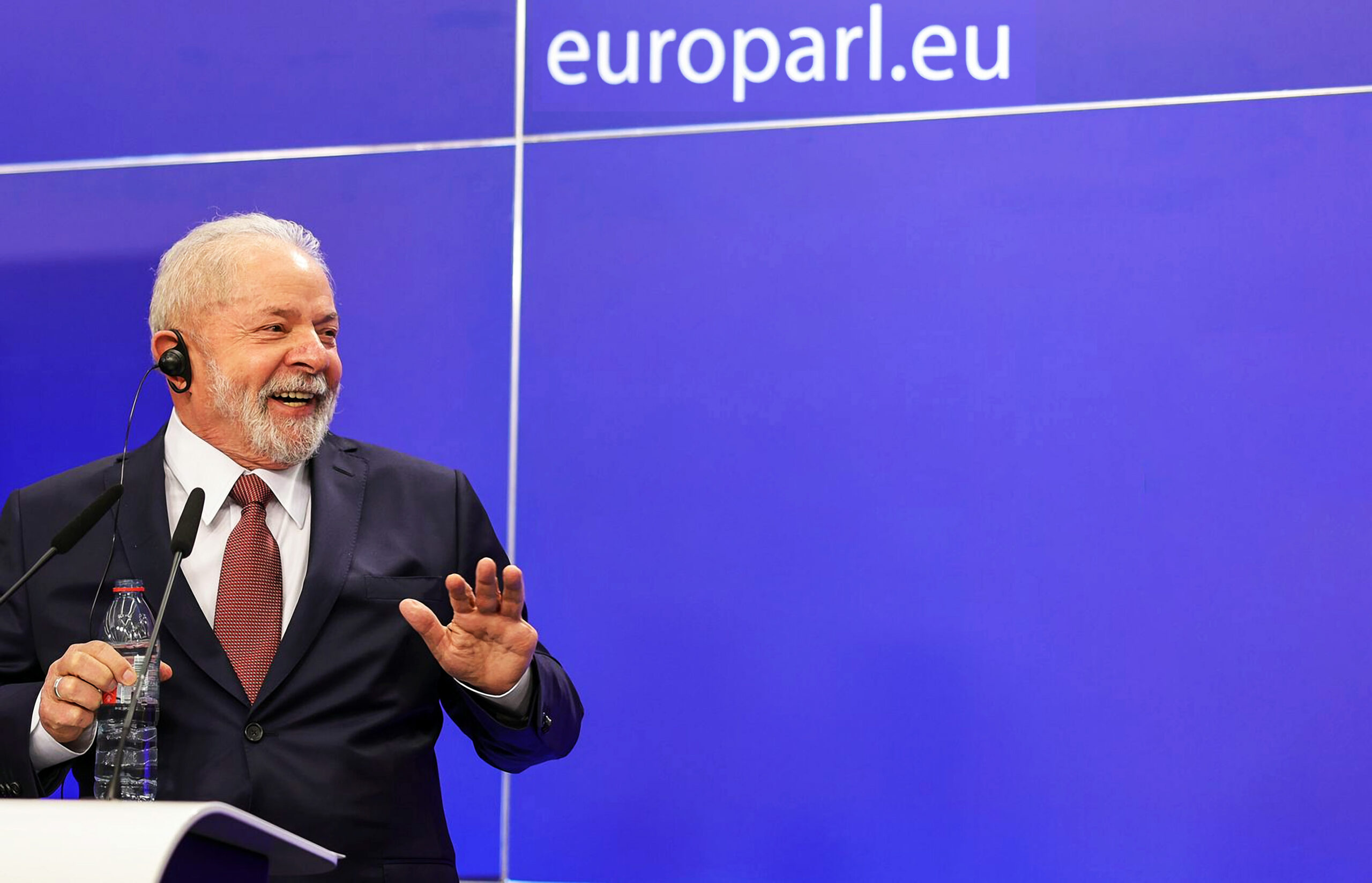 Lula sorri em evento do Parlamento Europeu.