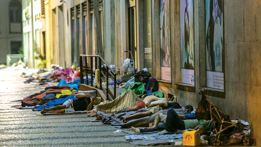 Crise Social: Pessoas Dormindo nas Ruas Urbanas