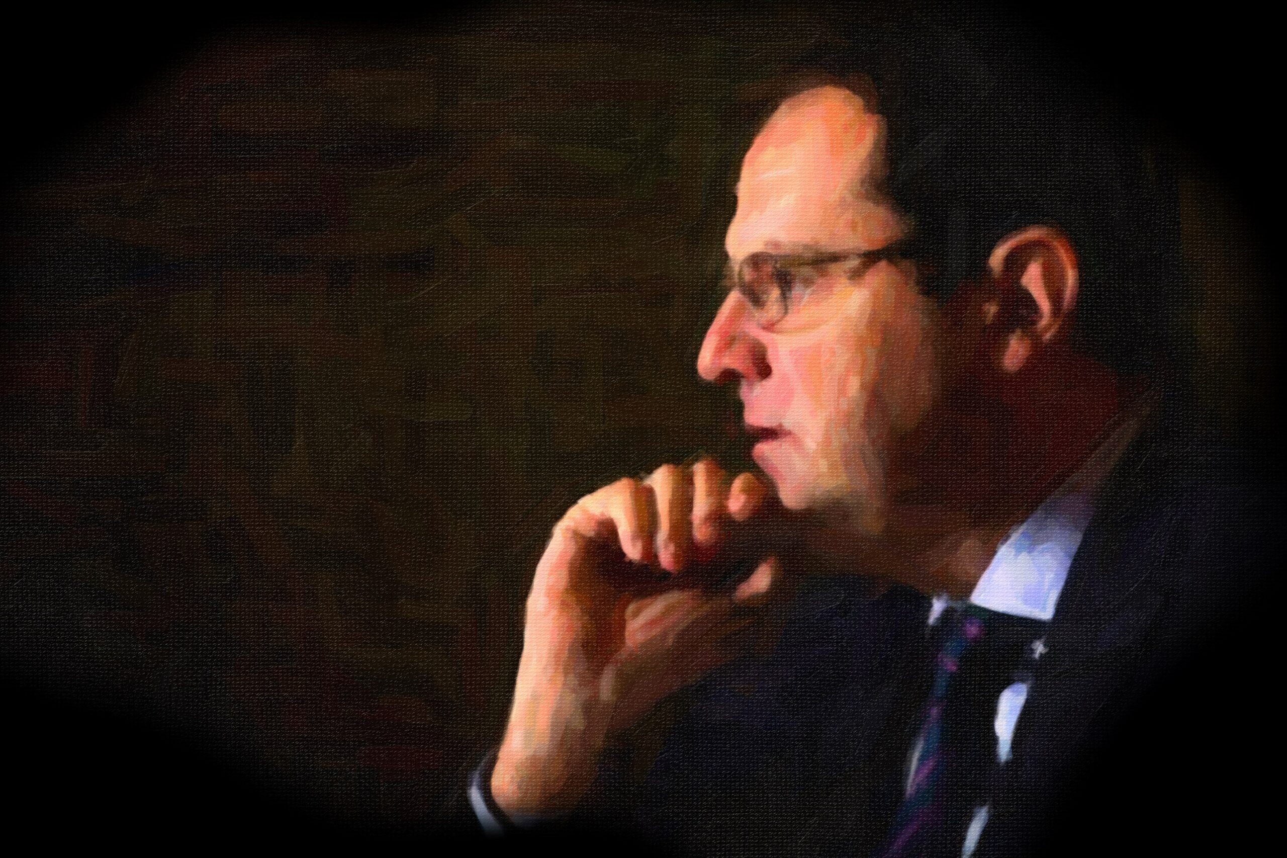 Perfil Pensativo: Homem com Óculos em Contemplação Sombria