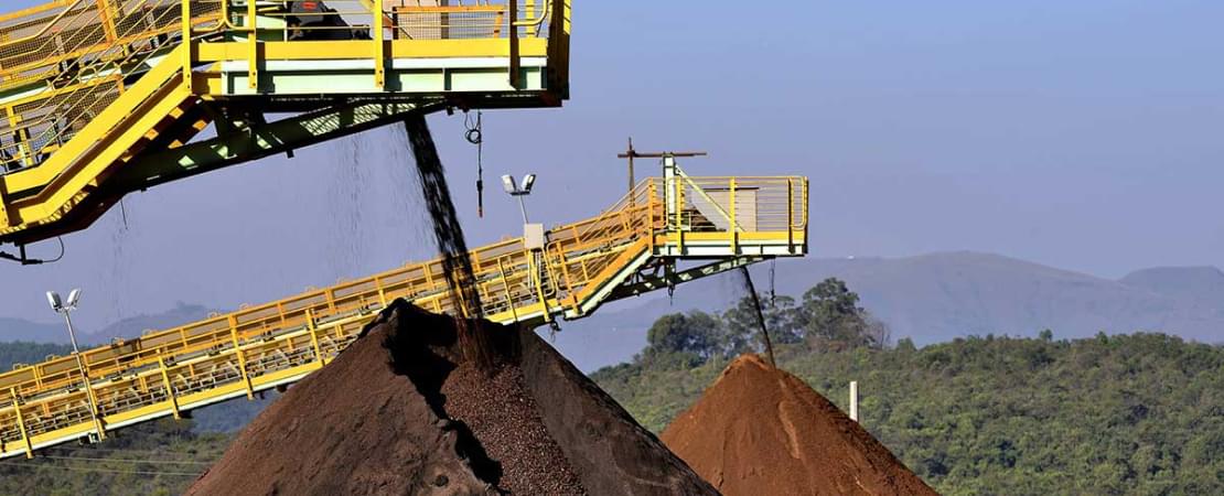 Mineração industrial: correias transportadoras descarregam minério