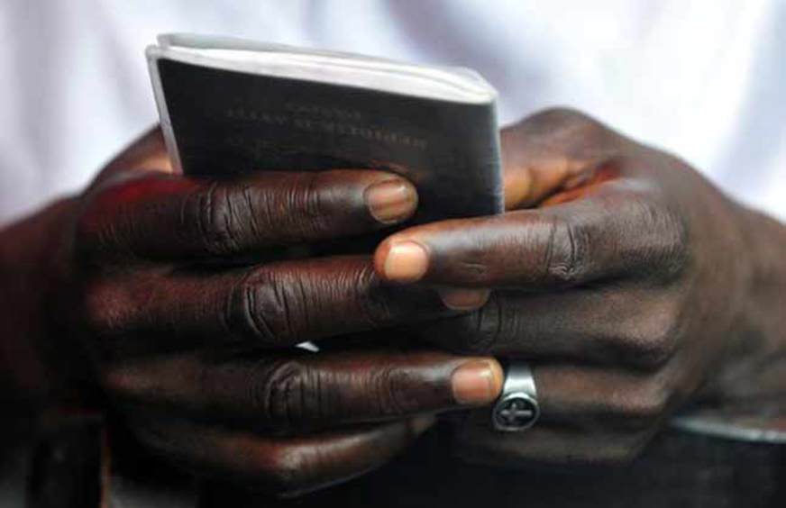 Mãos Segurando Passaporte: Identidade e Cidadania