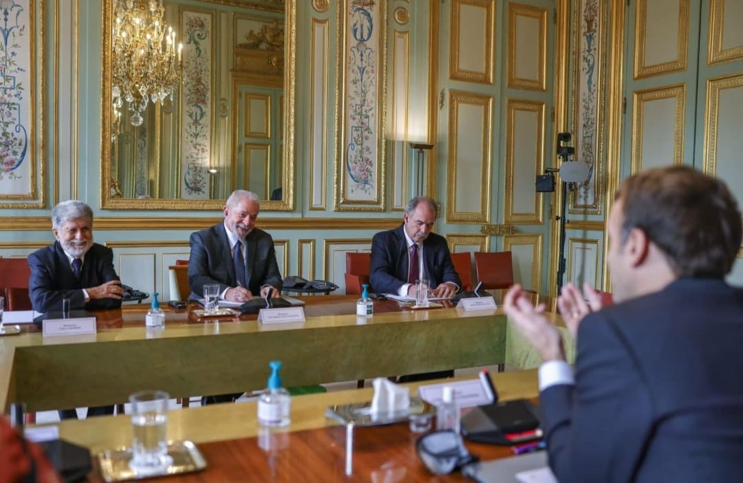 Lula se reúne com presidente da França e recebe prêmio em Paris