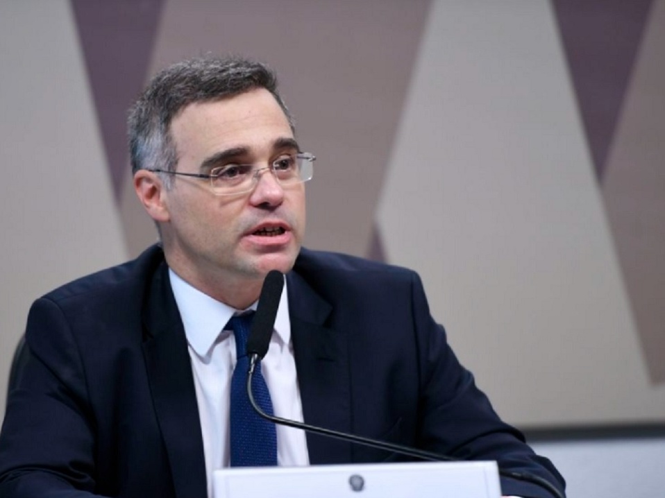 Homem de Terno Azul Discursa em Evento Formal